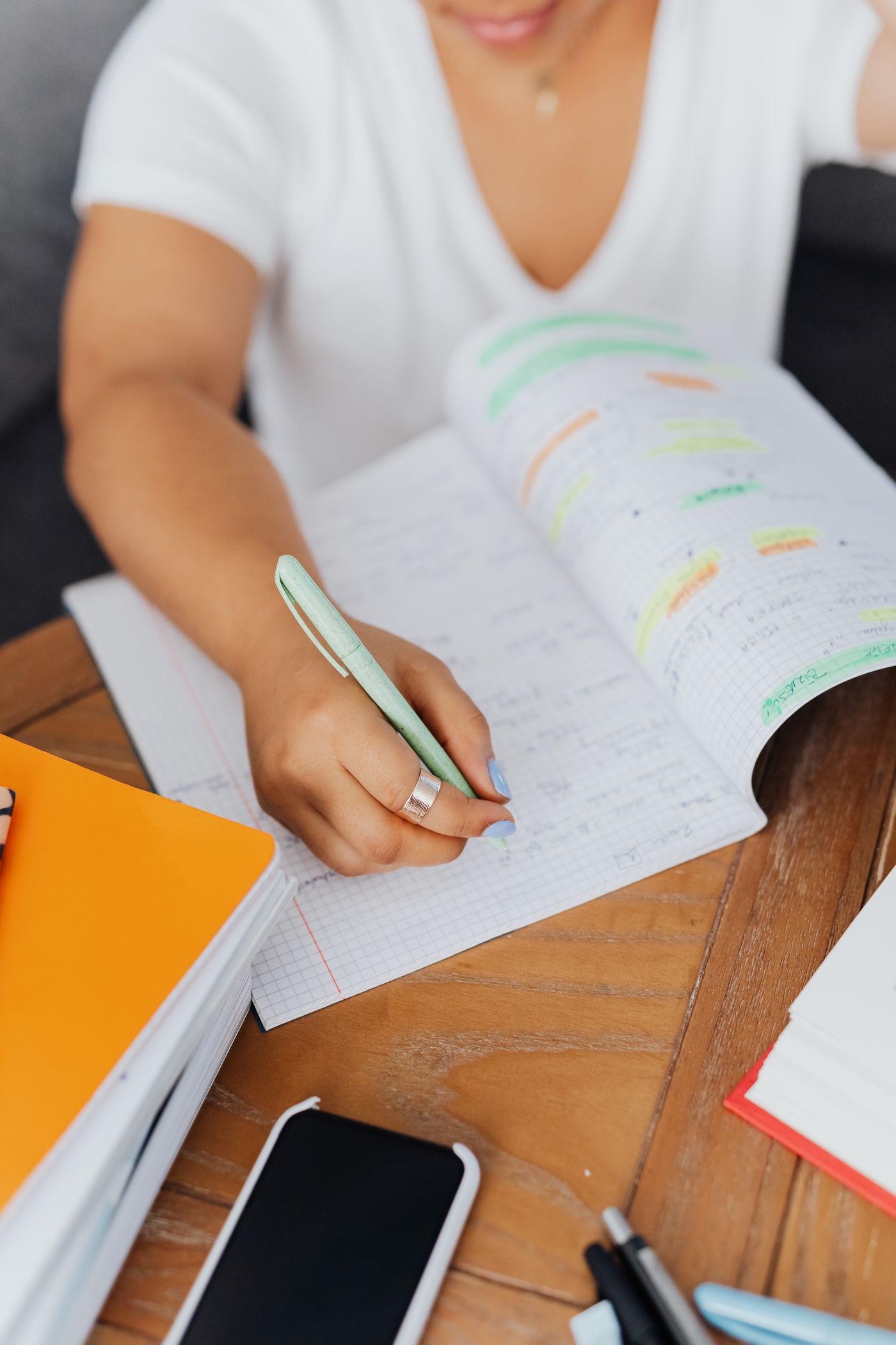 Una persona tomando notas en un cuaderno