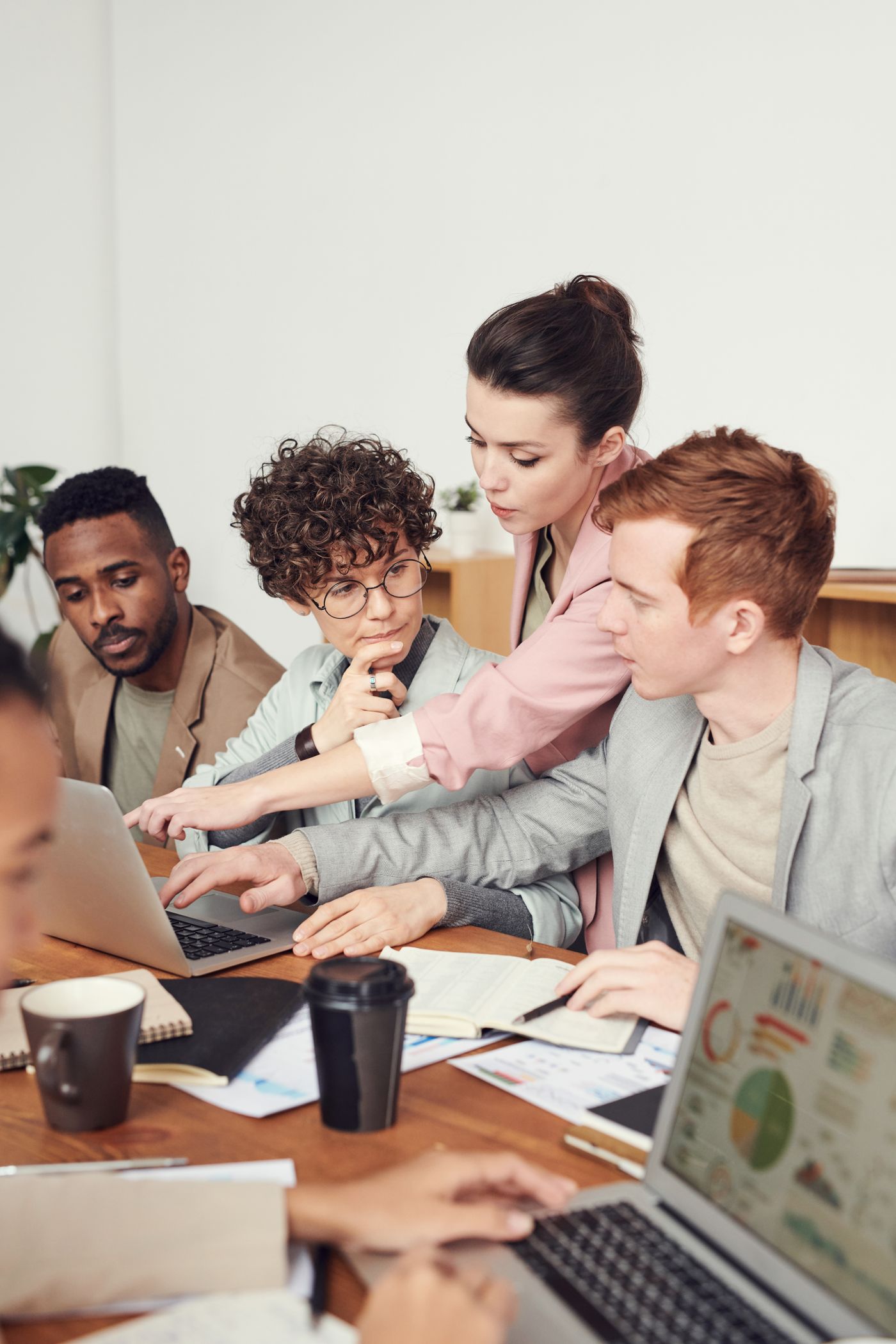 Personas compartiendo una conversación alrededor de una mesa